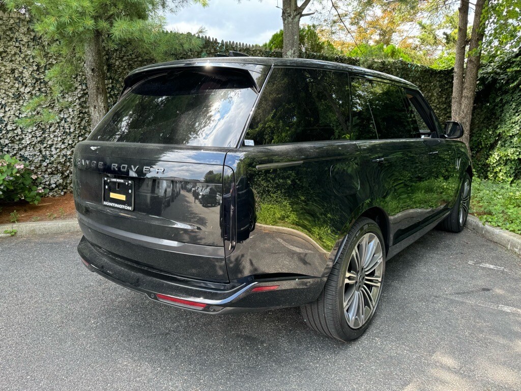 2025 Land Rover Range Rover SE photo 4