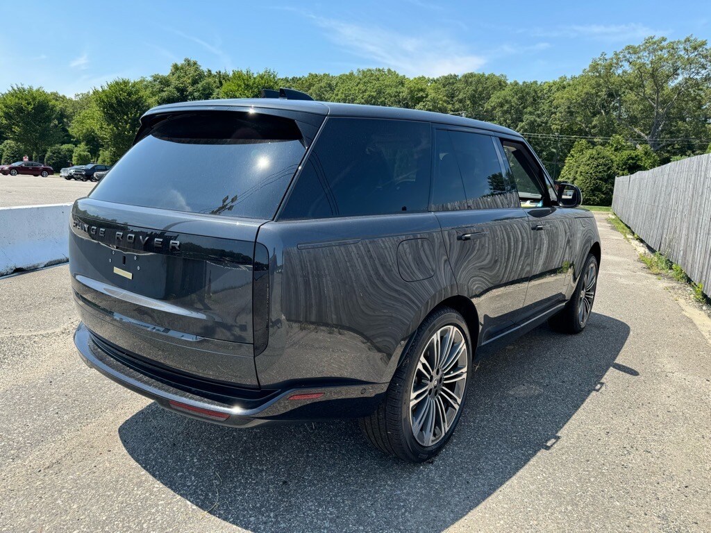 2025 Land Rover Range Rover SE photo 3