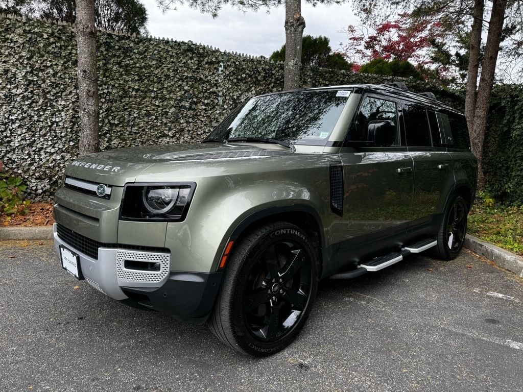 2023 Land Rover Defender SE's photo