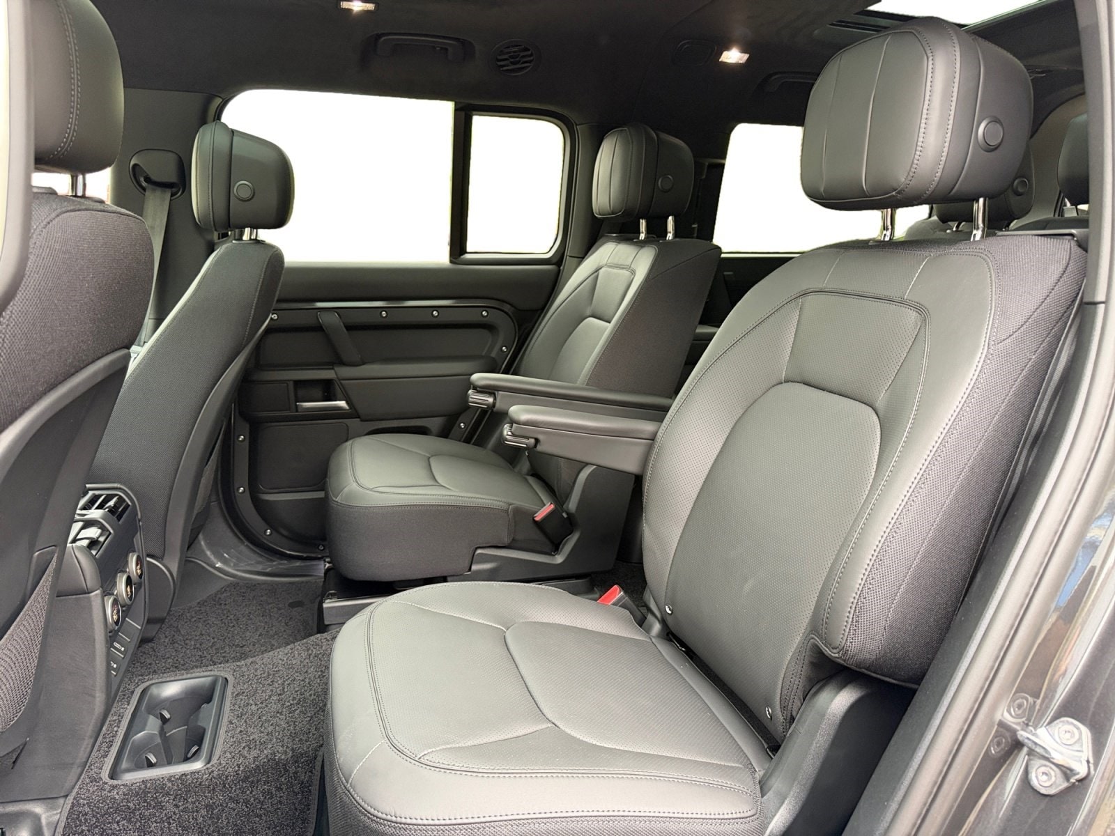 2026 Land Rover Defender V8 - Photo 16