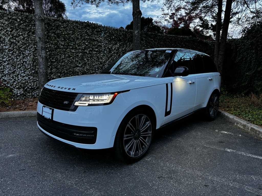 2025 Land Rover Range Rover SE's photo