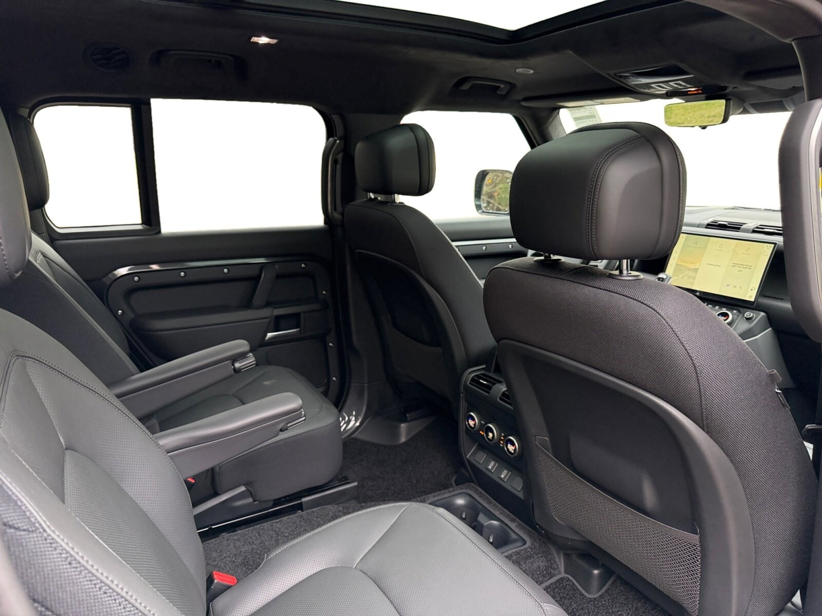 2026 Land Rover Defender V8 - Photo 20