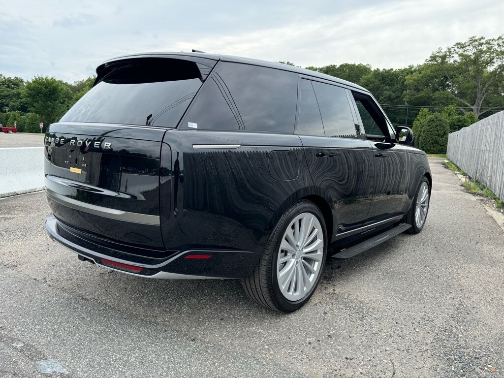 2025 Land Rover Range Rover SE photo 3