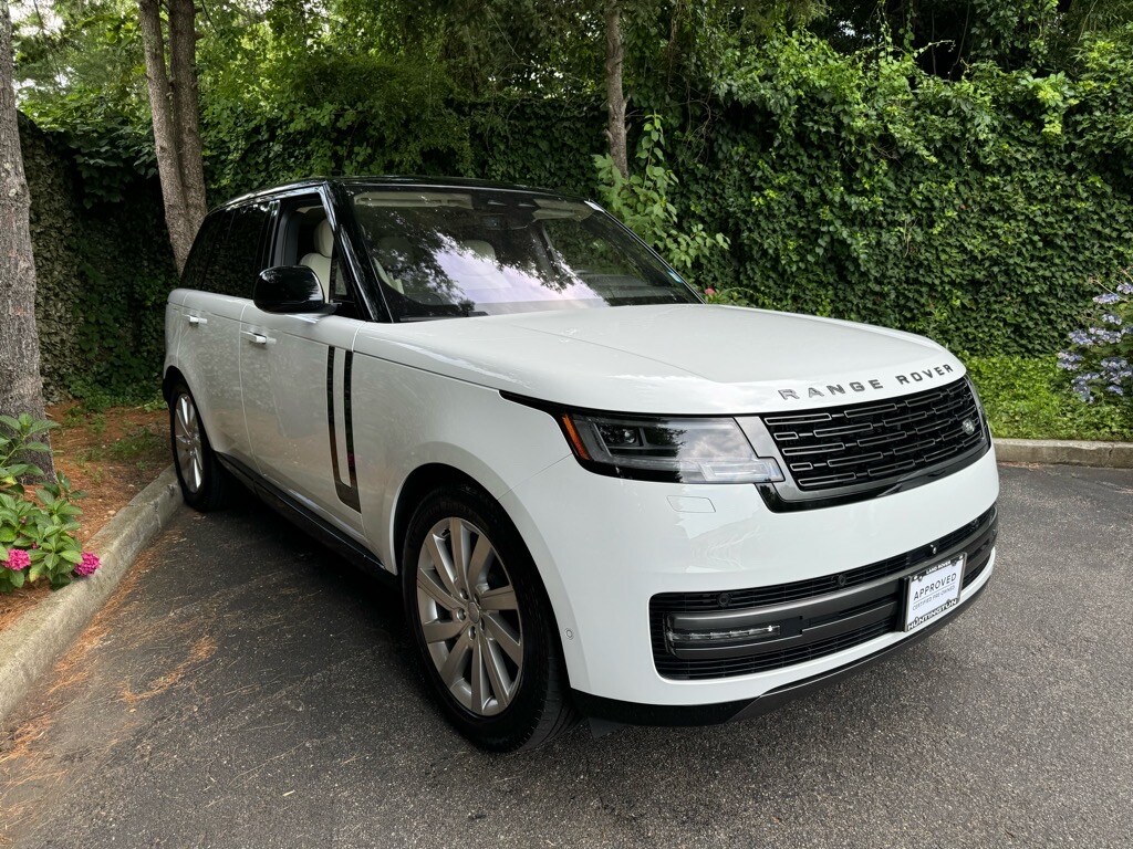 2023 Land Rover Range Rover SE photo 3