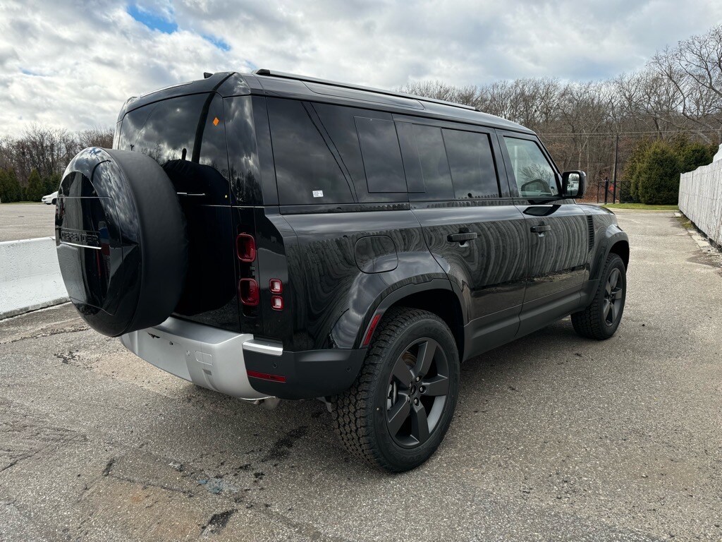 2025 Land Rover Defender 110 S photo 3