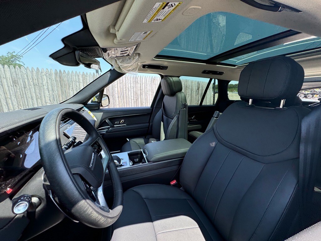 2025 Land Rover Range Rover SE photo 4
