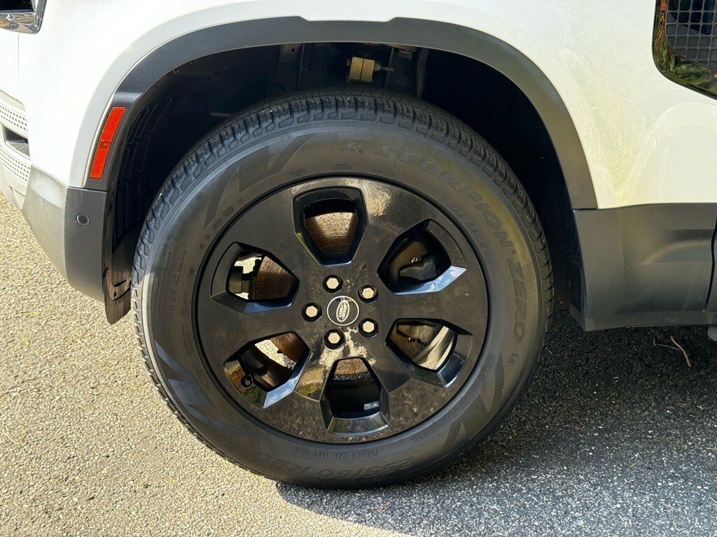 2023 Land Rover Defender 110 S photo 2