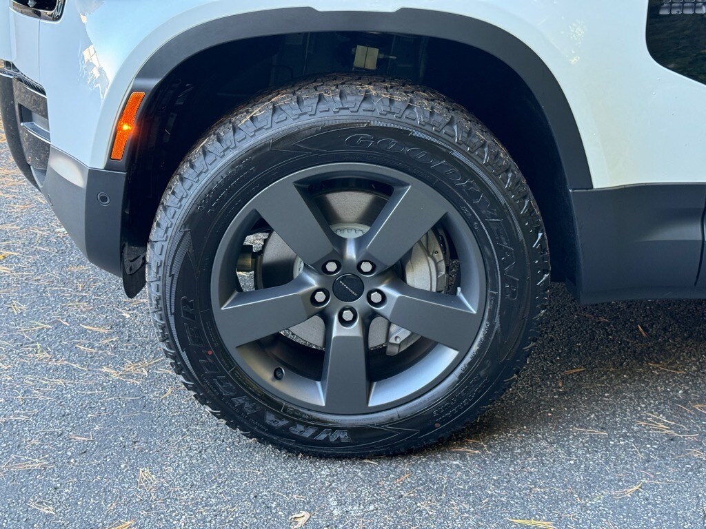 2026 Land Rover Defender 110 S photo 4