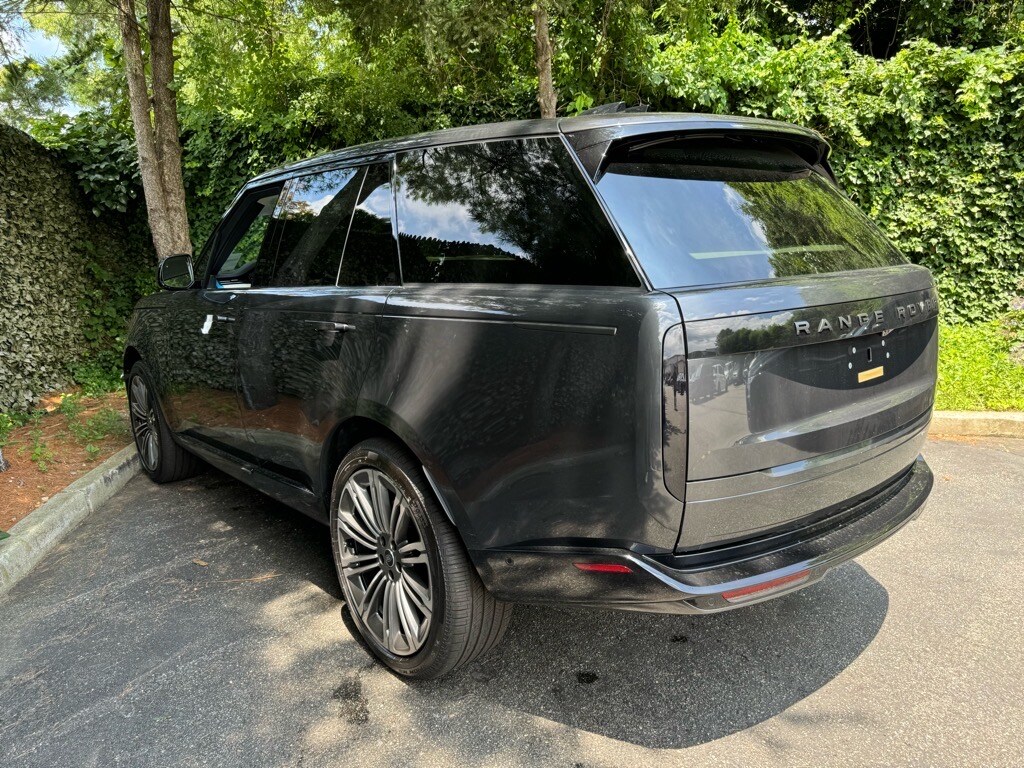 2025 Land Rover Range Rover SE photo 3