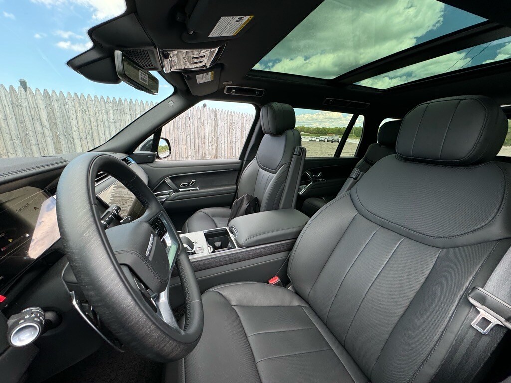 2025 Land Rover Range Rover SE photo 4