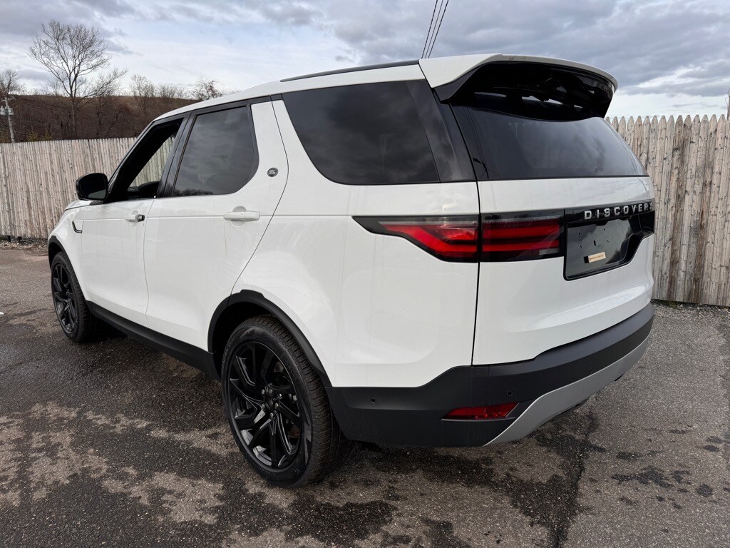 2025 Land Rover Discovery S photo 2