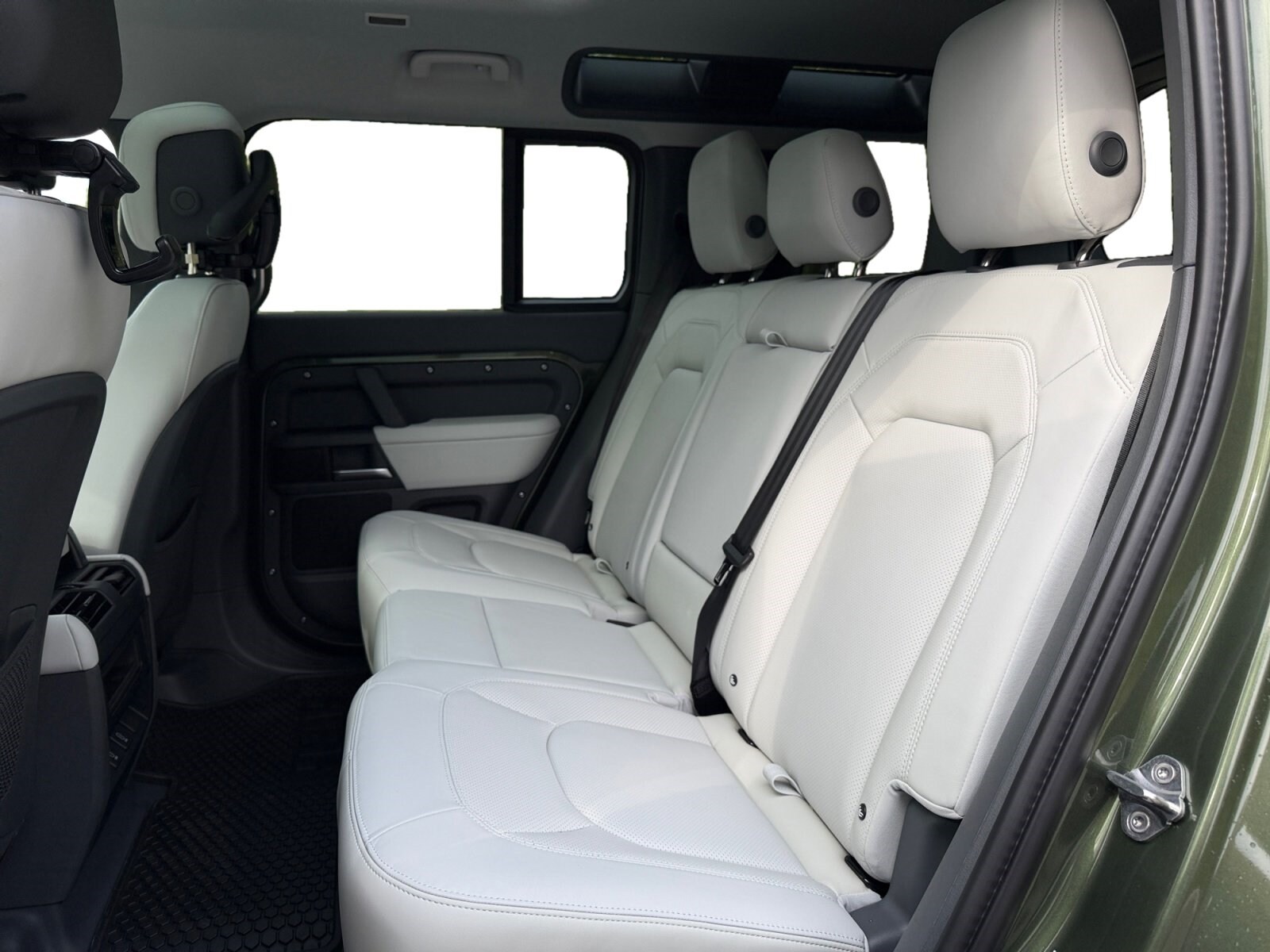 2026 Land Rover Defender X-Dynamic SE - Photo 16