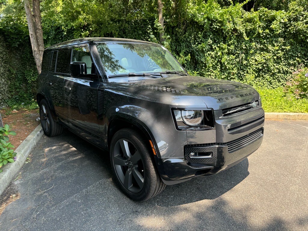 2025 Land Rover Defender 110 V8 photo 2