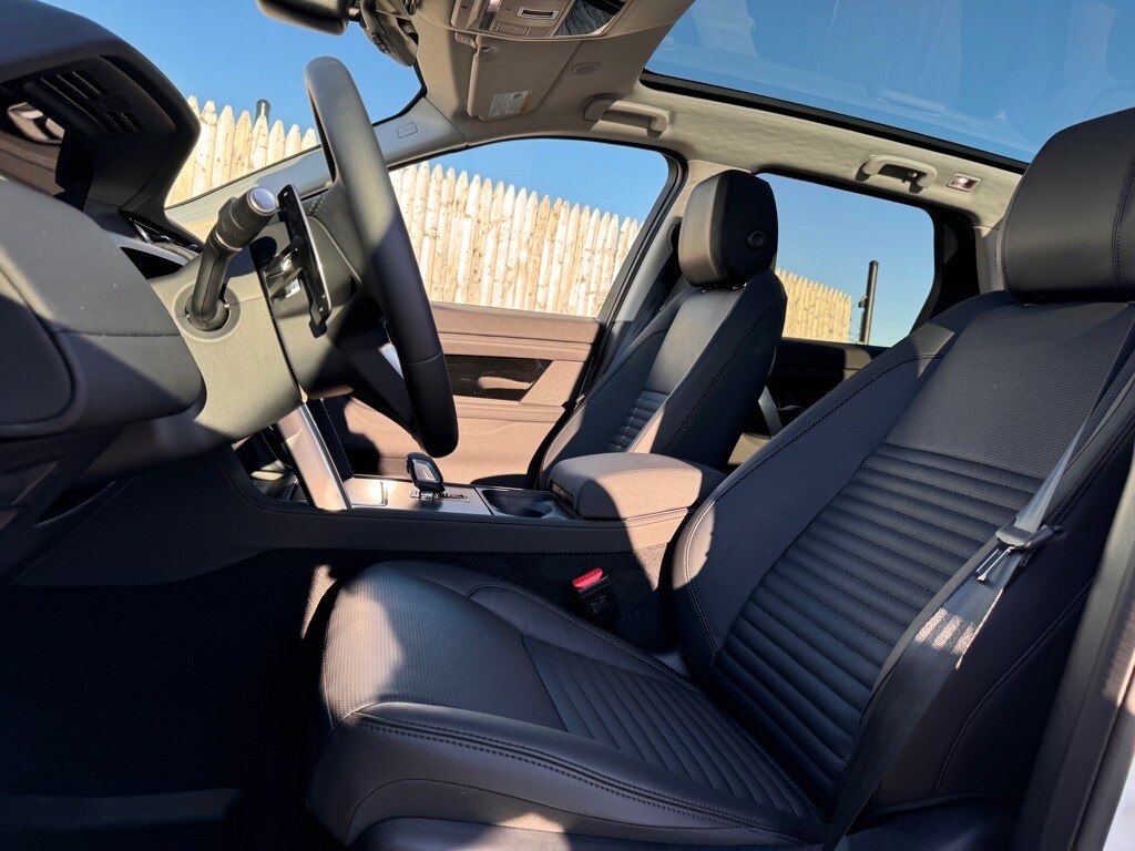 2025 Land Rover Discovery Sport S photo 4