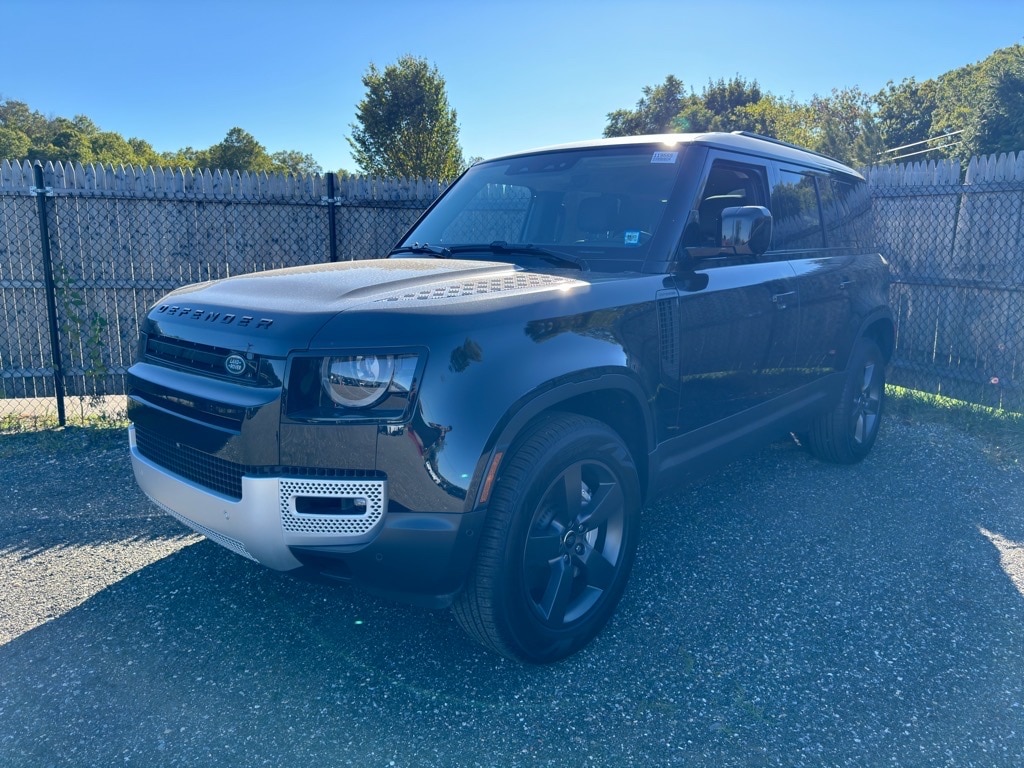 2025 Land Rover Defender S's photo