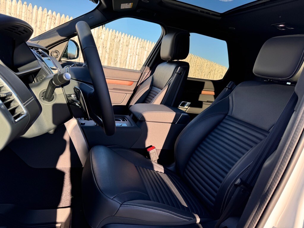 2025 Land Rover Discovery SE photo 4