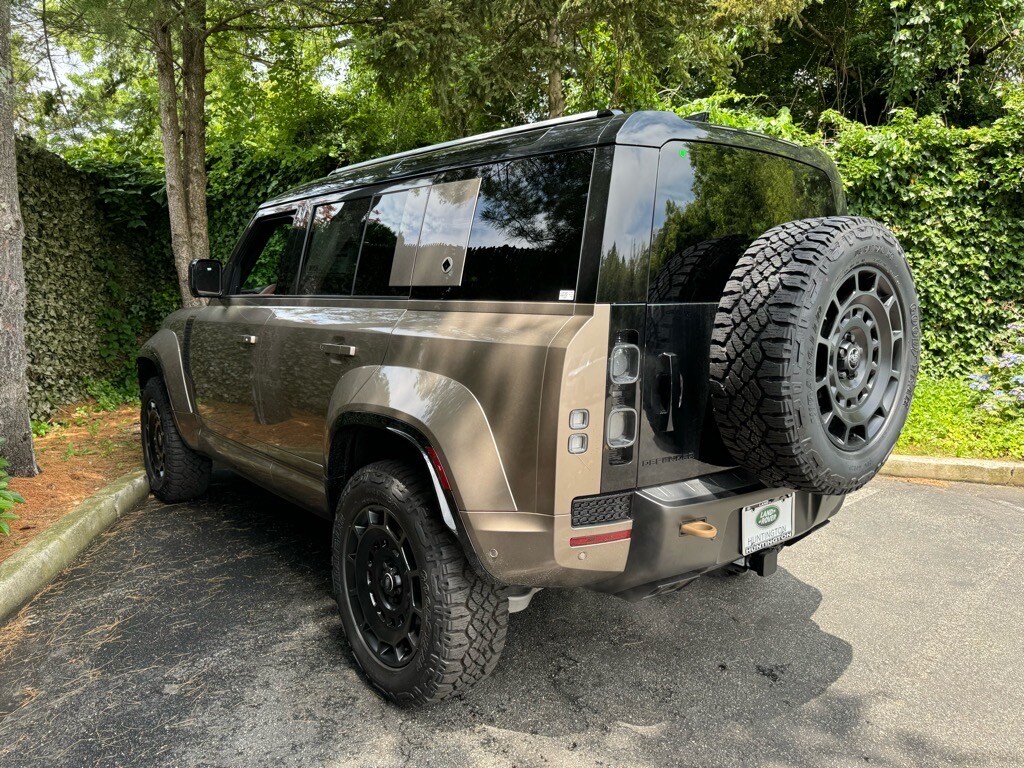 2025 Land Rover Defender 110 photo 3