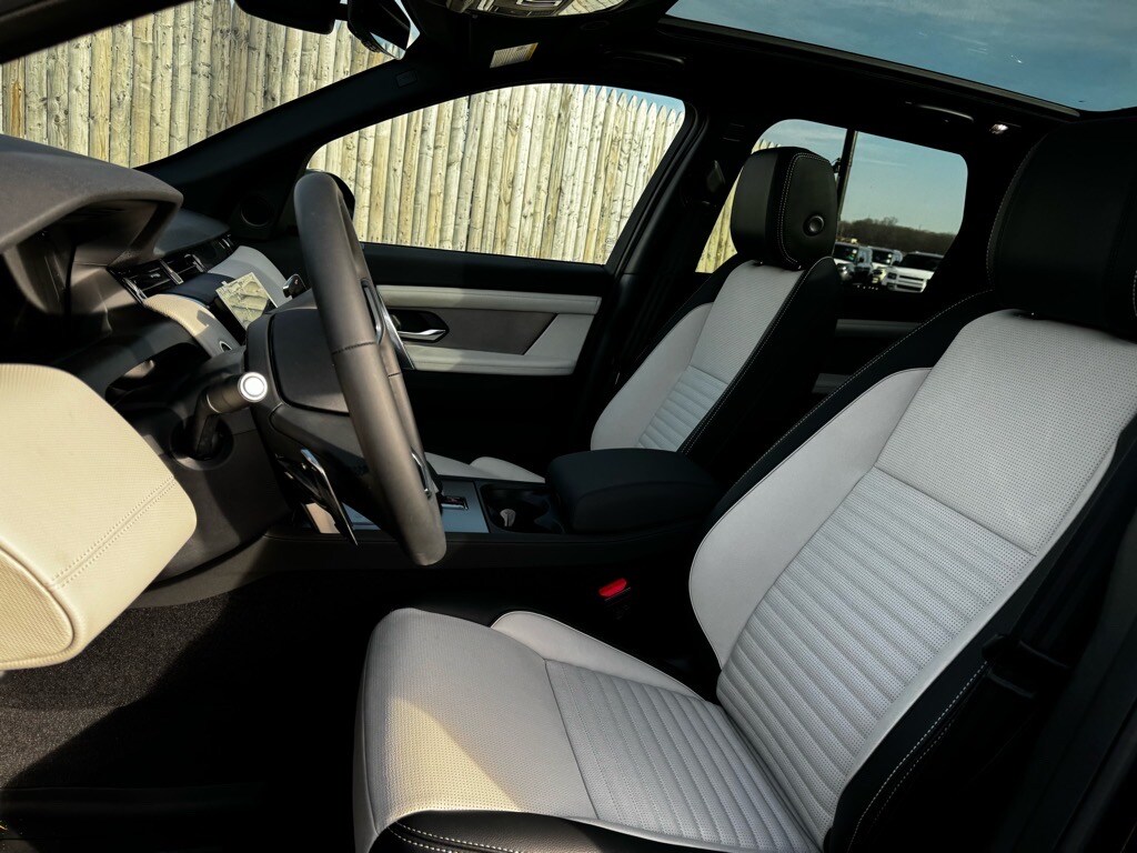 2025 Land Rover Discovery Sport Dynamic SE photo 4