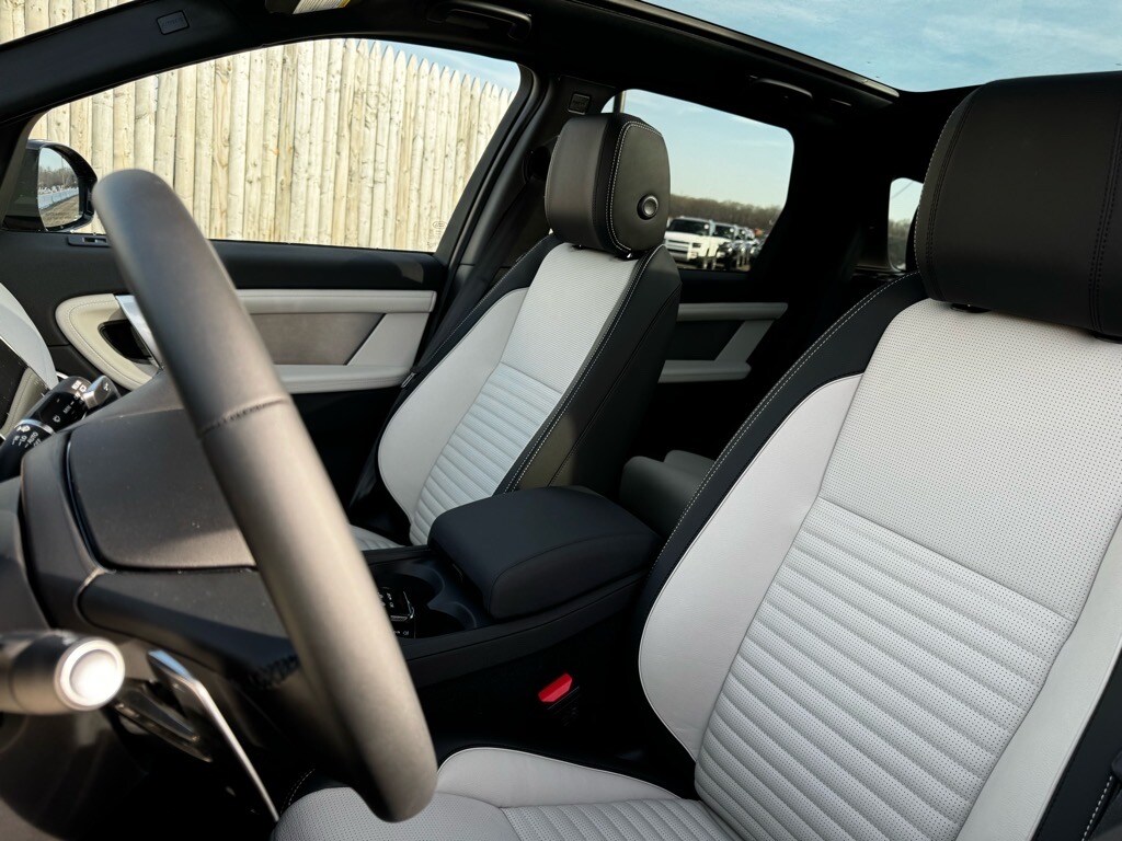 2025 Land Rover Discovery Sport Dynamic SE photo 4