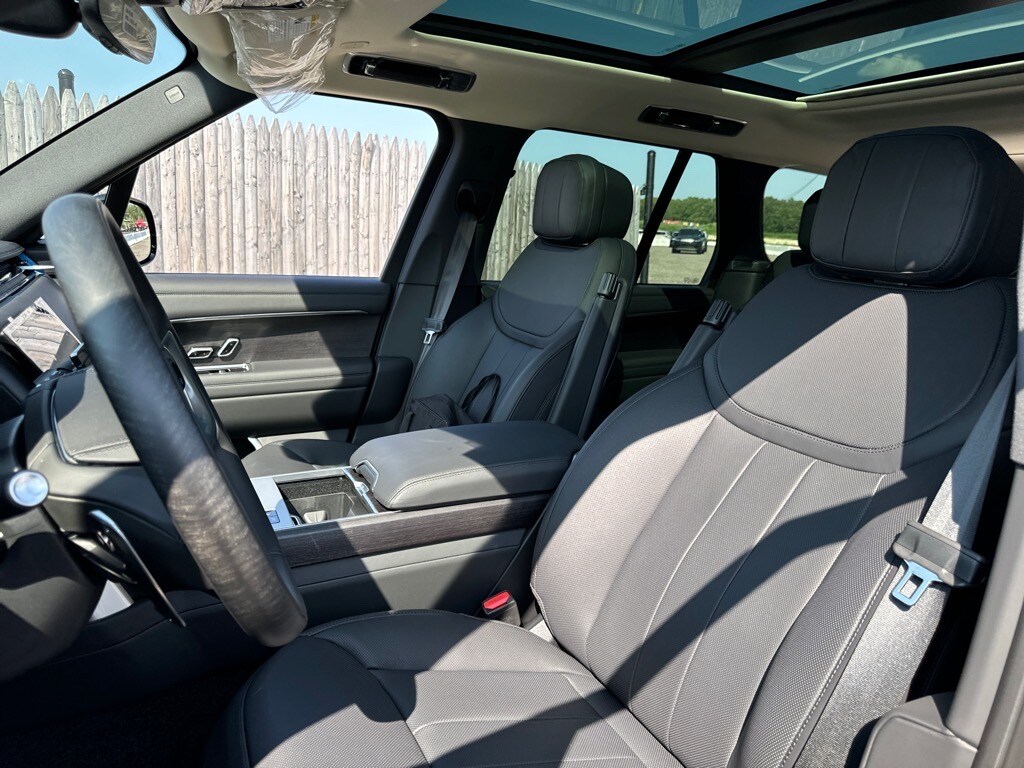 2025 Land Rover Range Rover SE photo 3