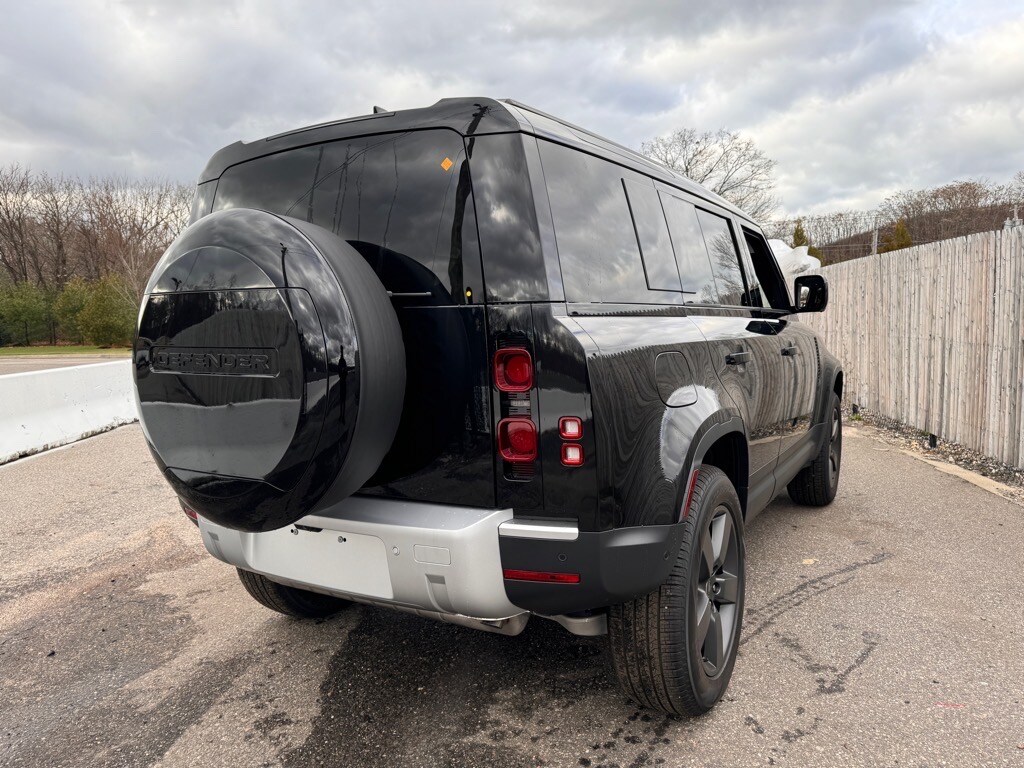 2025 Land Rover Defender S photo 4