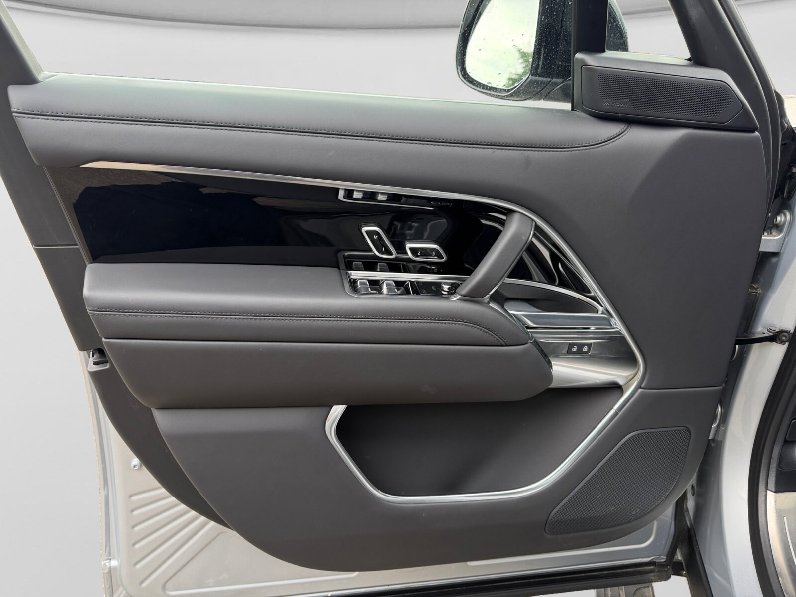 2025 Land Rover Range Rover SE - Photo 12