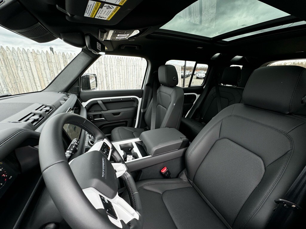 2025 Land Rover Defender S photo 4