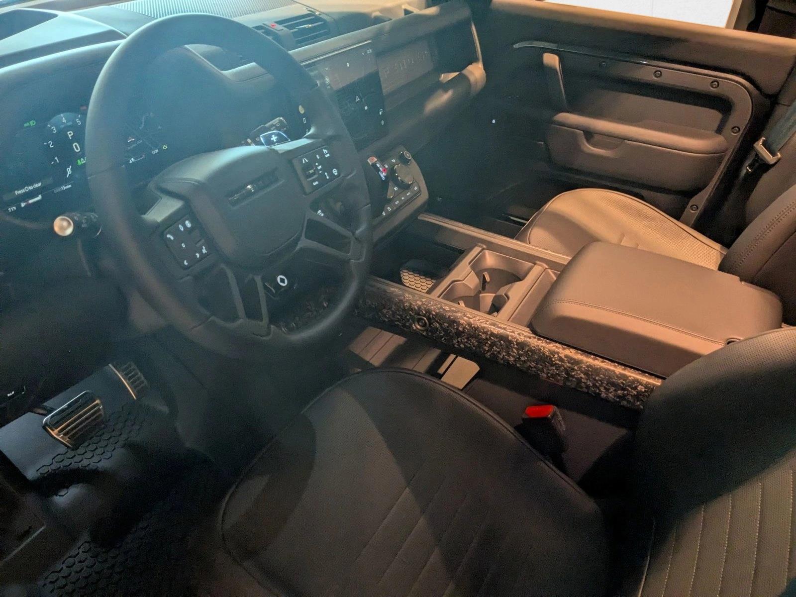 2025 Land Rover Defender 110 photo 4