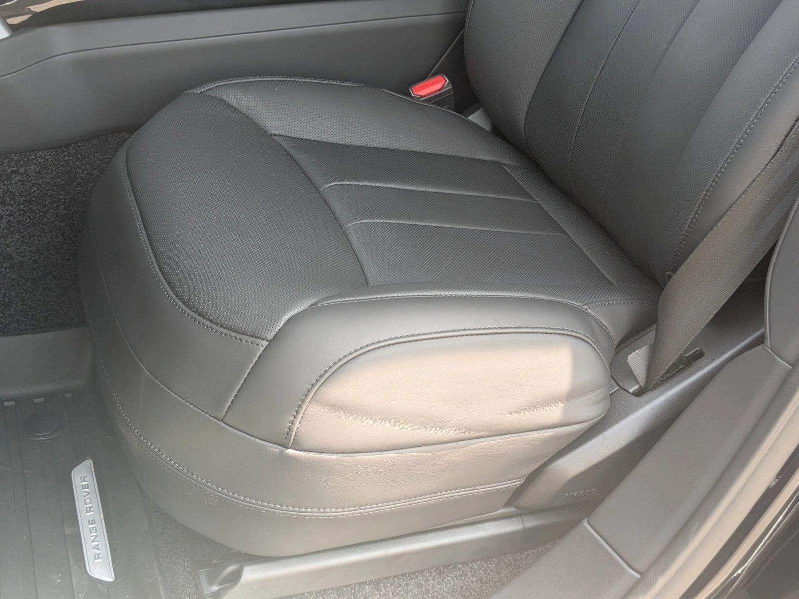 2025 Land Rover Range Rover SE photo 3