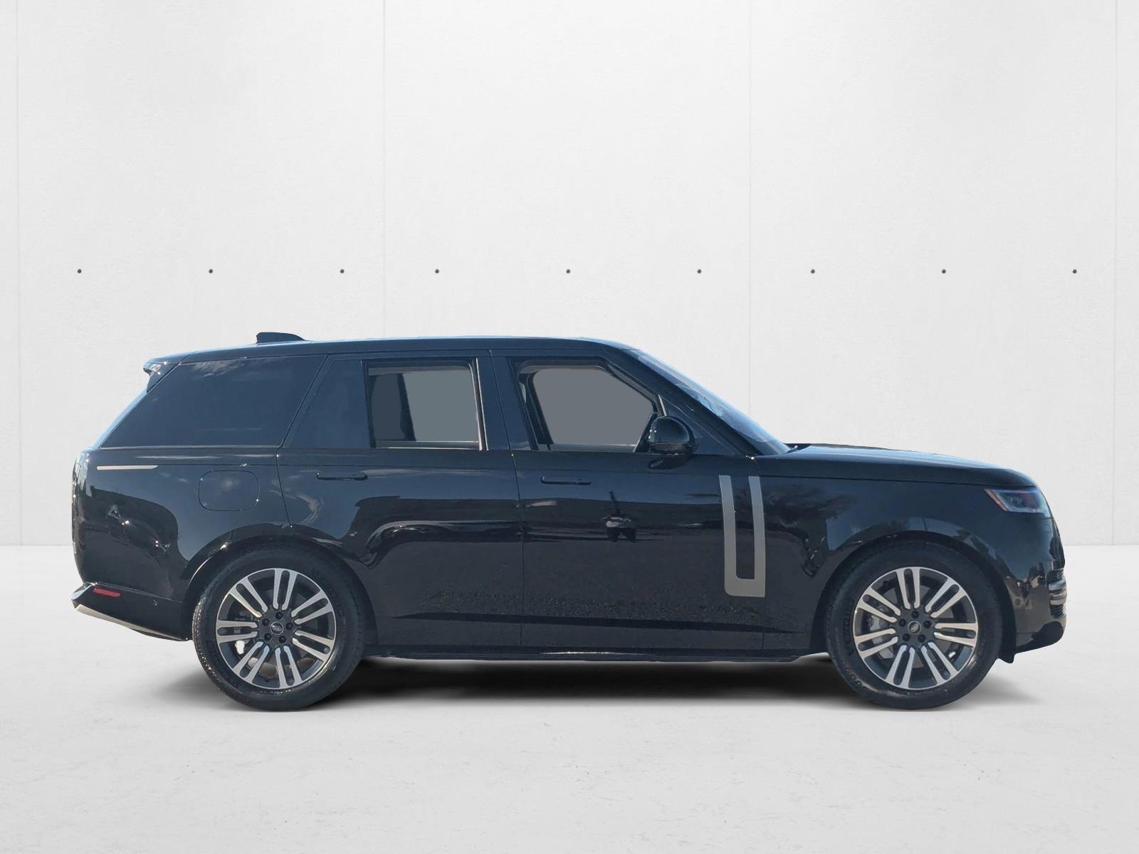 2023 Land Rover Range Rover SE photo 4