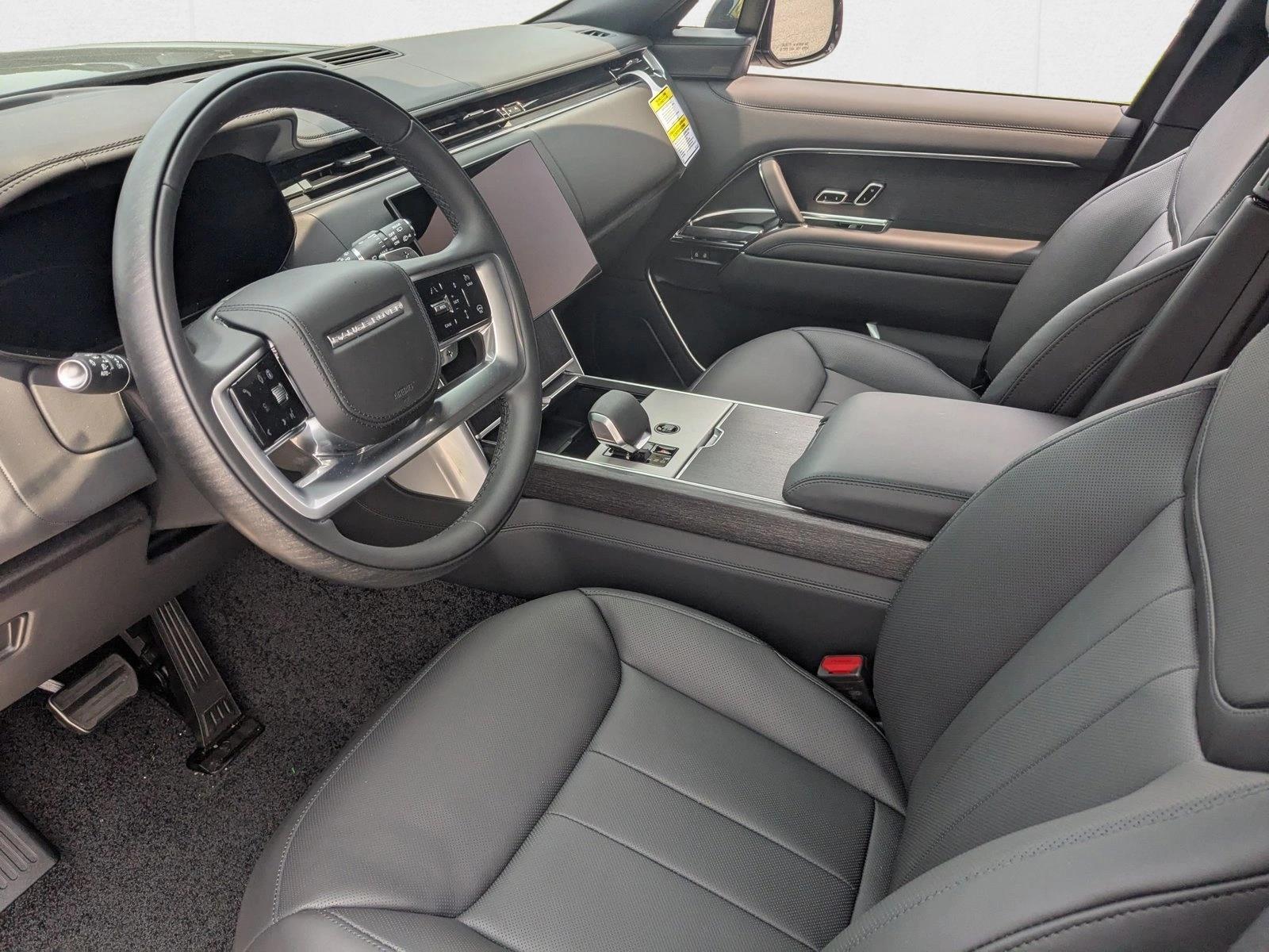 2025 Land Rover Range Rover SE photo 2