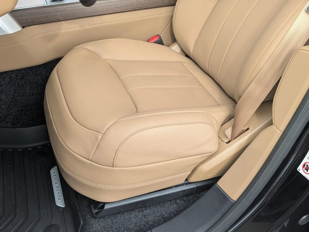 New 2026 Land Rover Range Rover P550e SE SUV