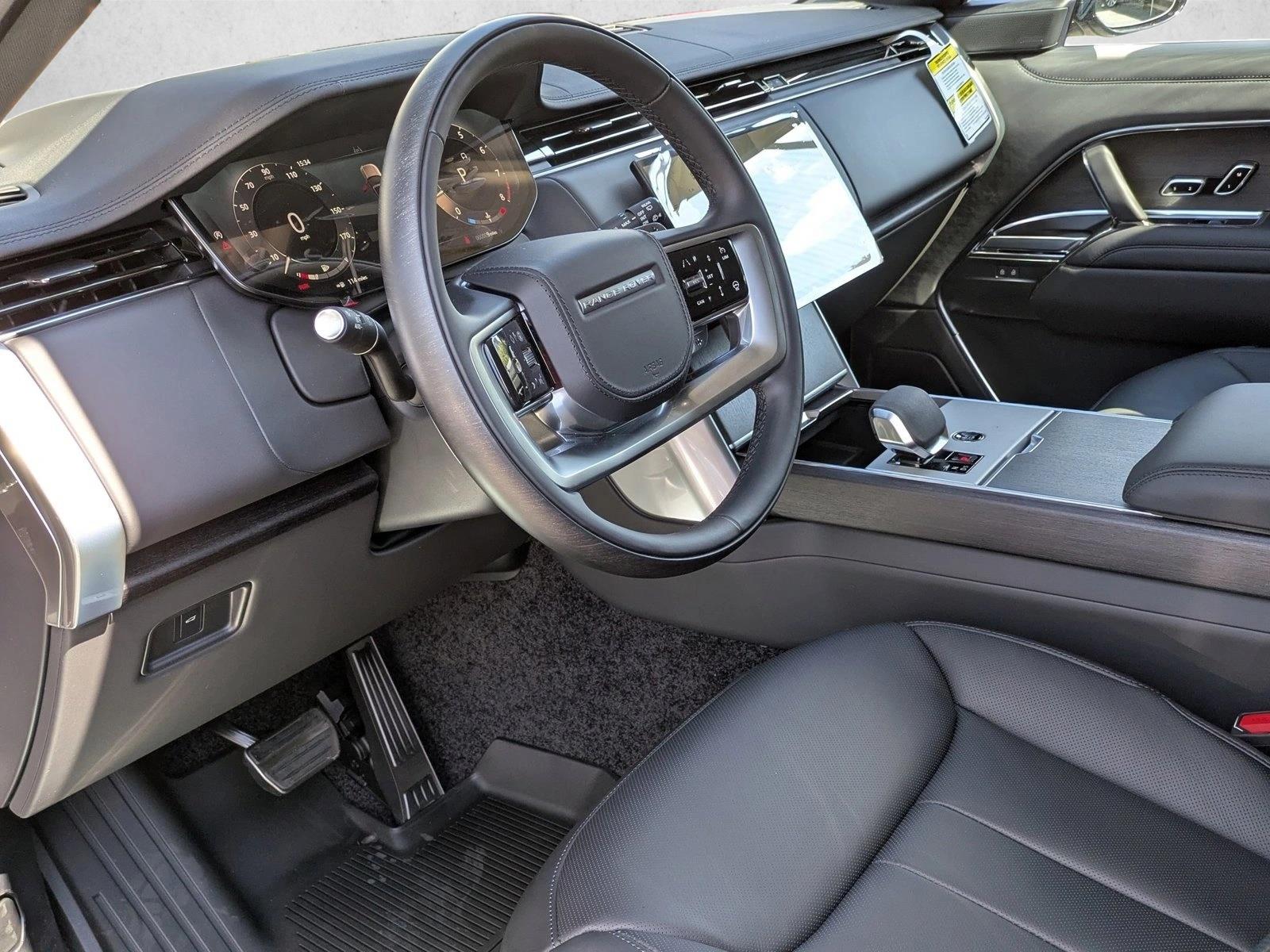 2025 Land Rover Range Rover SE photo 3