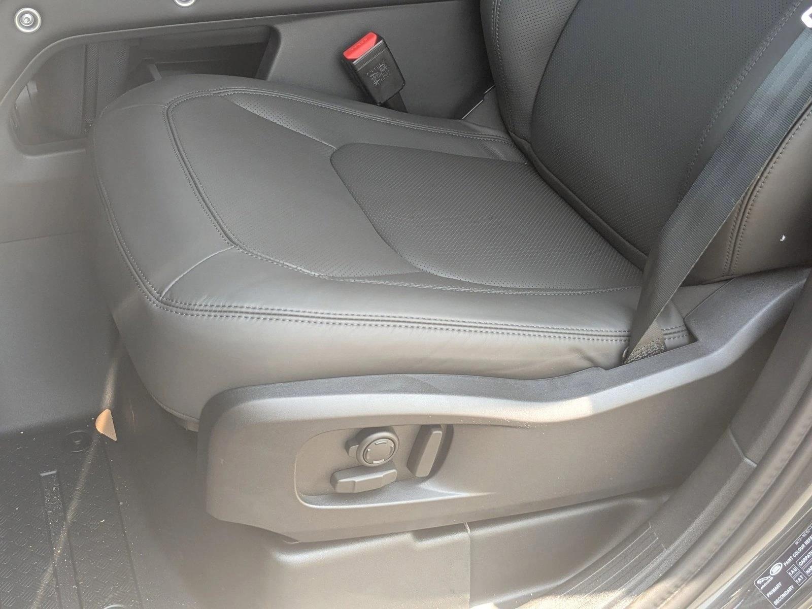 2025 Land Rover Defender 110 S photo 4