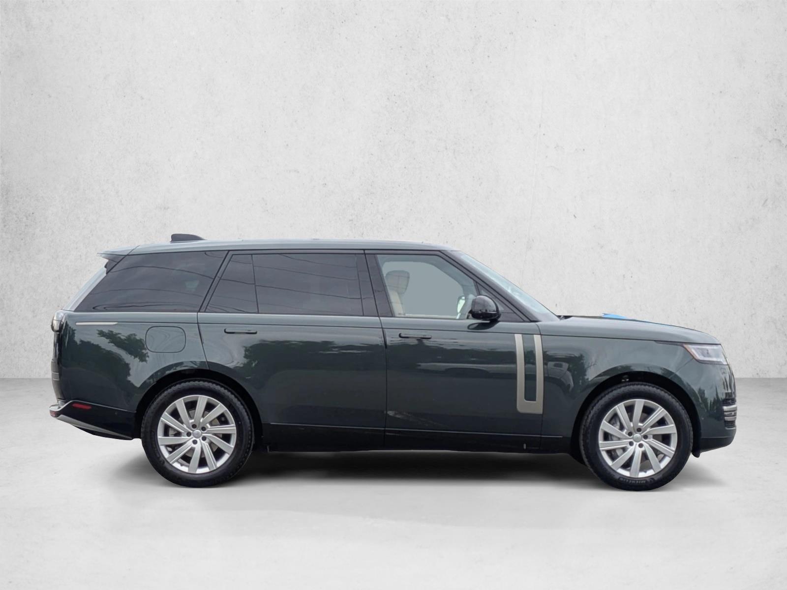 2024 Land Rover Range Rover SE photo 4