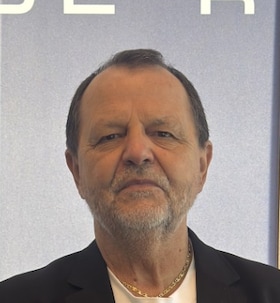 Staff member Jerzy Zarzecki from ID_13bbdf