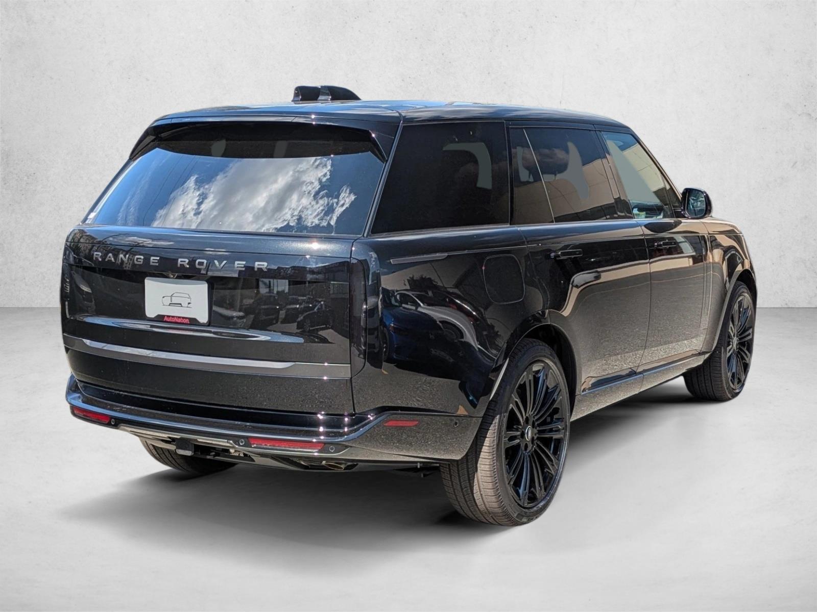 2025 Land Rover Range Rover SE photo 2