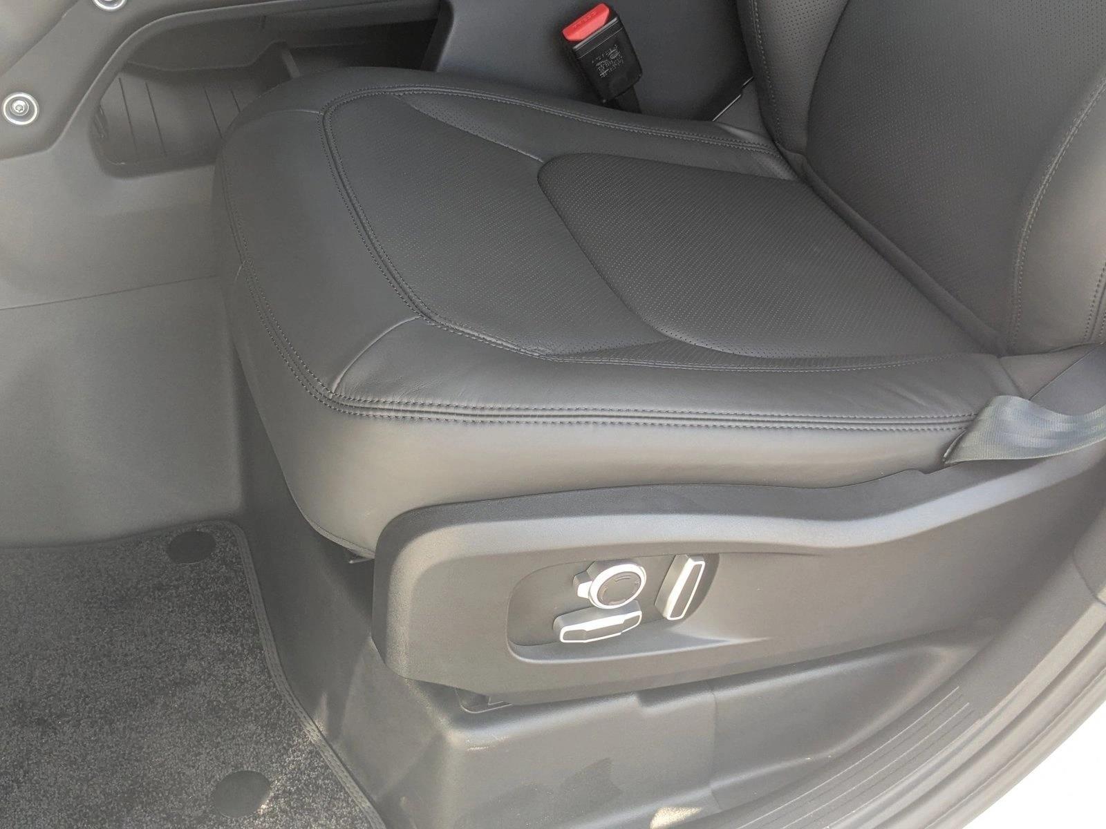 2025 Land Rover Defender 130 S photo 4