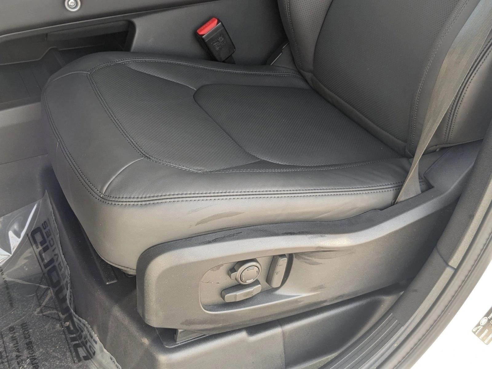 2025 Land Rover Defender 110 X-Dynamic SE photo 3