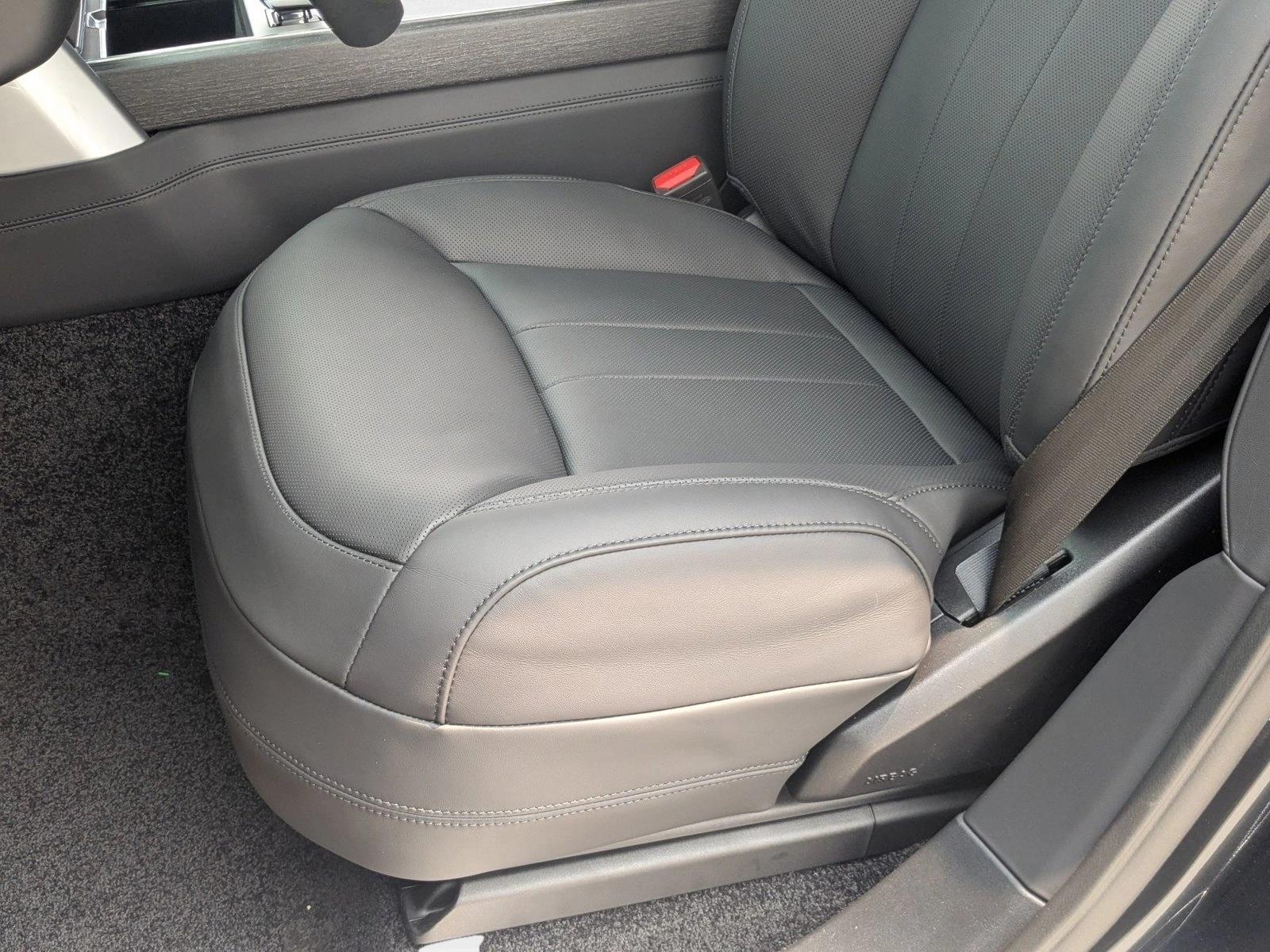 2025 Land Rover Range Rover SE photo 3