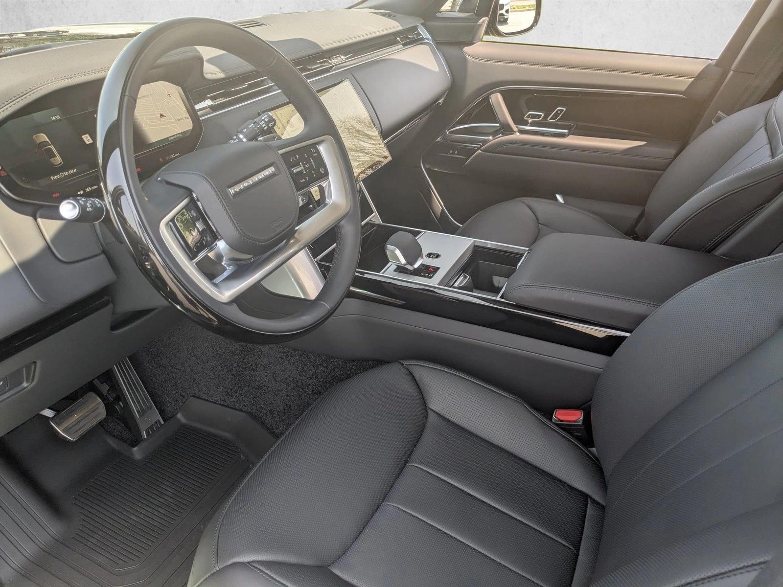 2025 Land Rover Range Rover SE photo 2