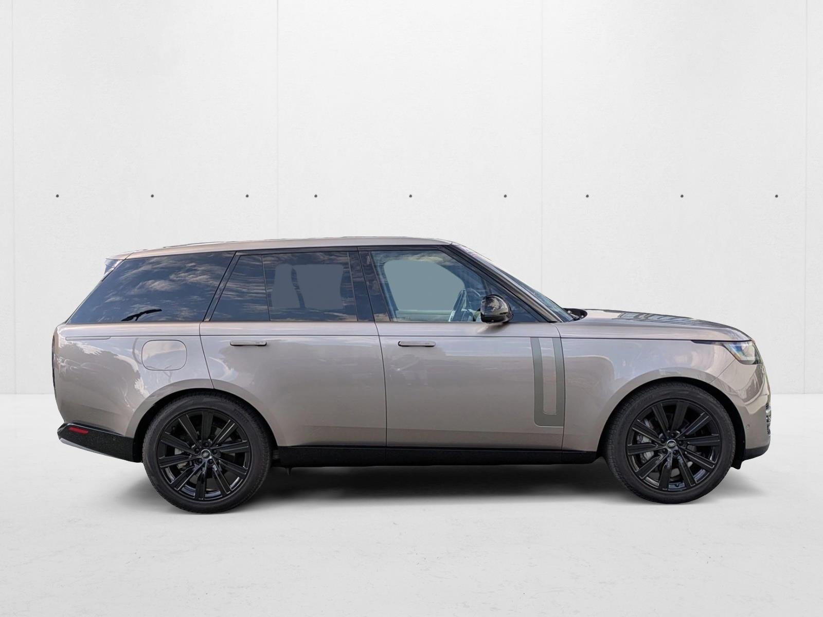 2023 Land Rover Range Rover SE photo 4