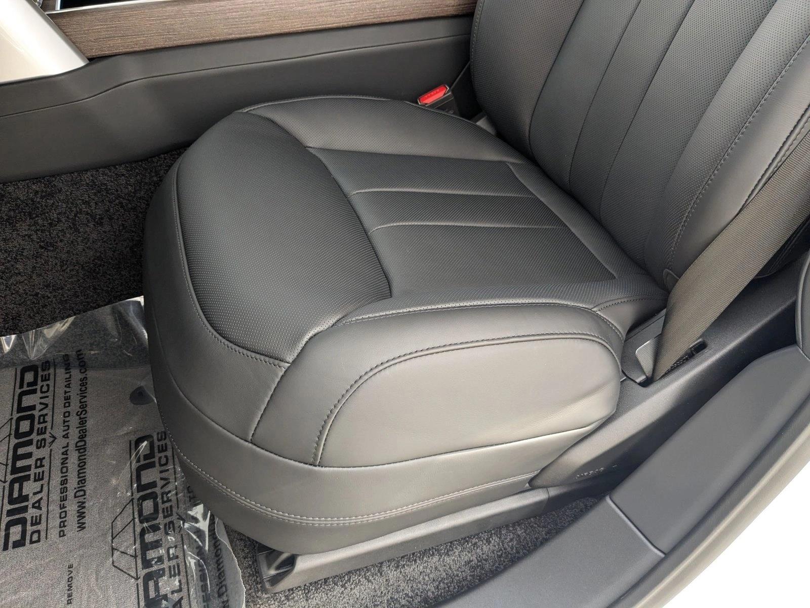 2025 Land Rover Range Rover SE photo 4