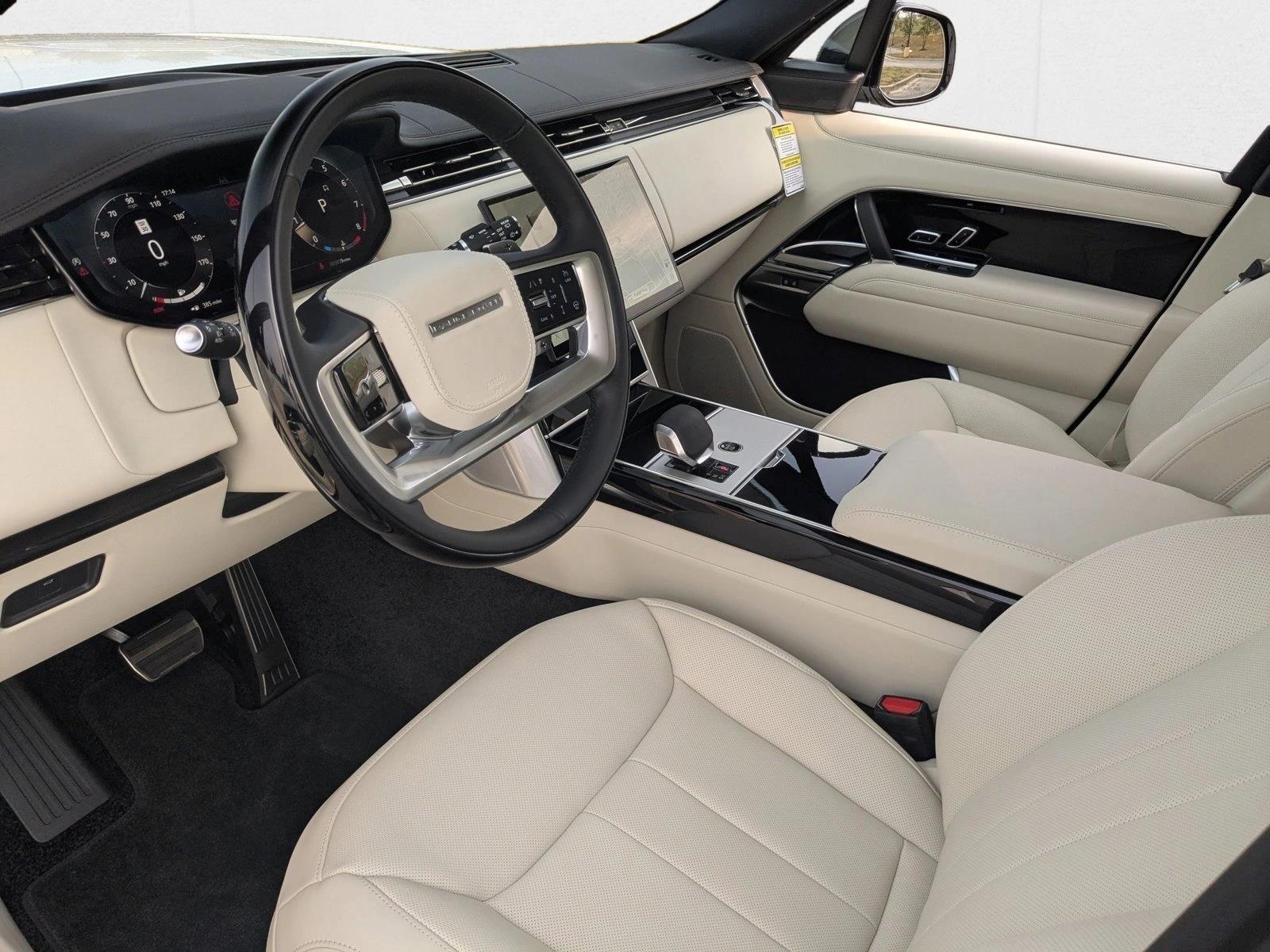 2025 Land Rover Range Rover SE photo 3