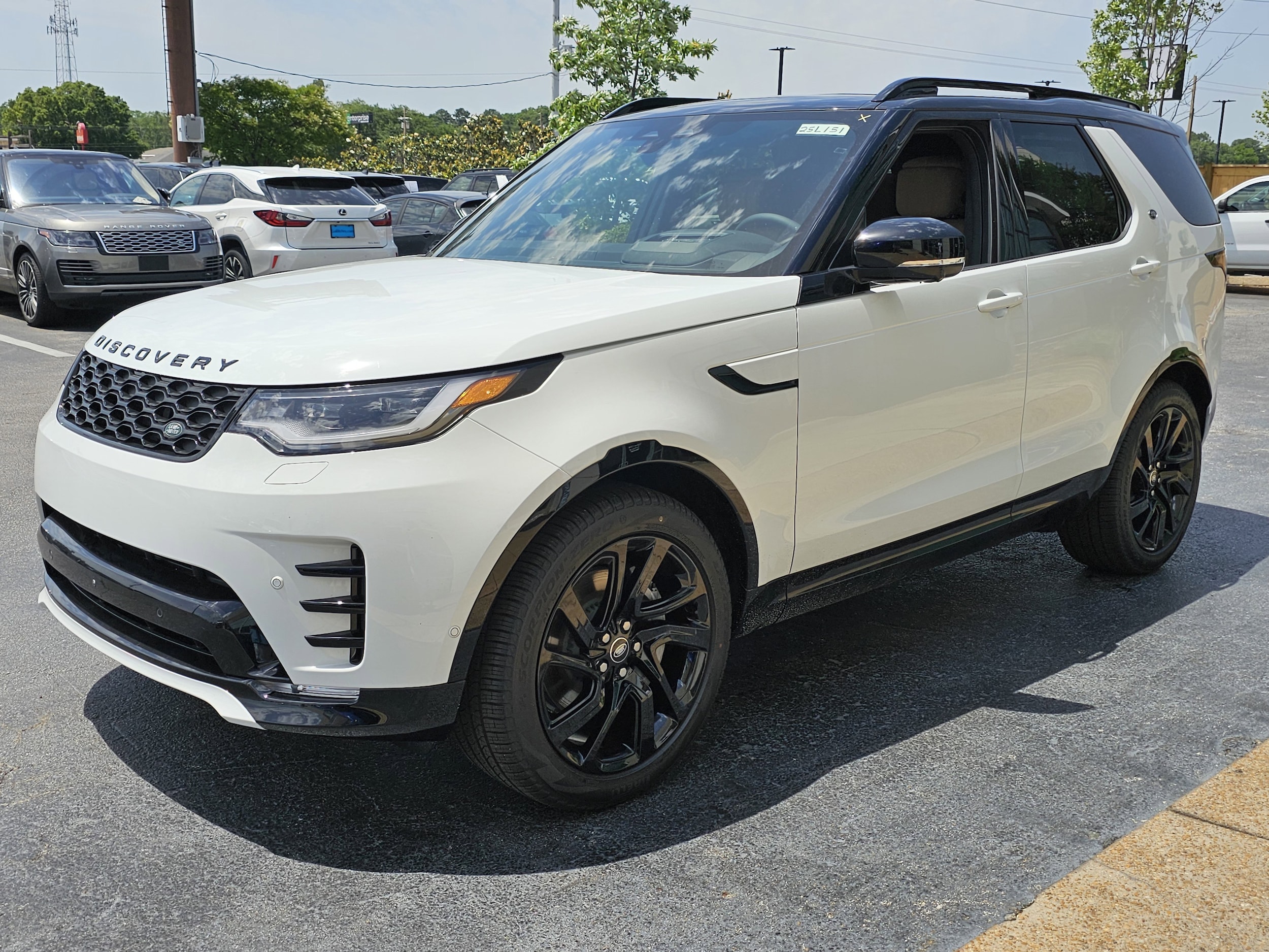 2025 Land Rover Discovery Dynamic SE's photo