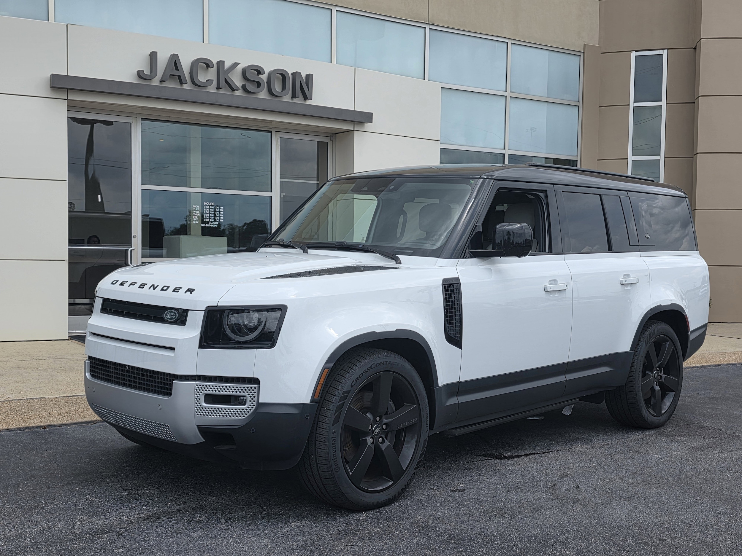 2024 Land Rover Defender 130 S P400's photo