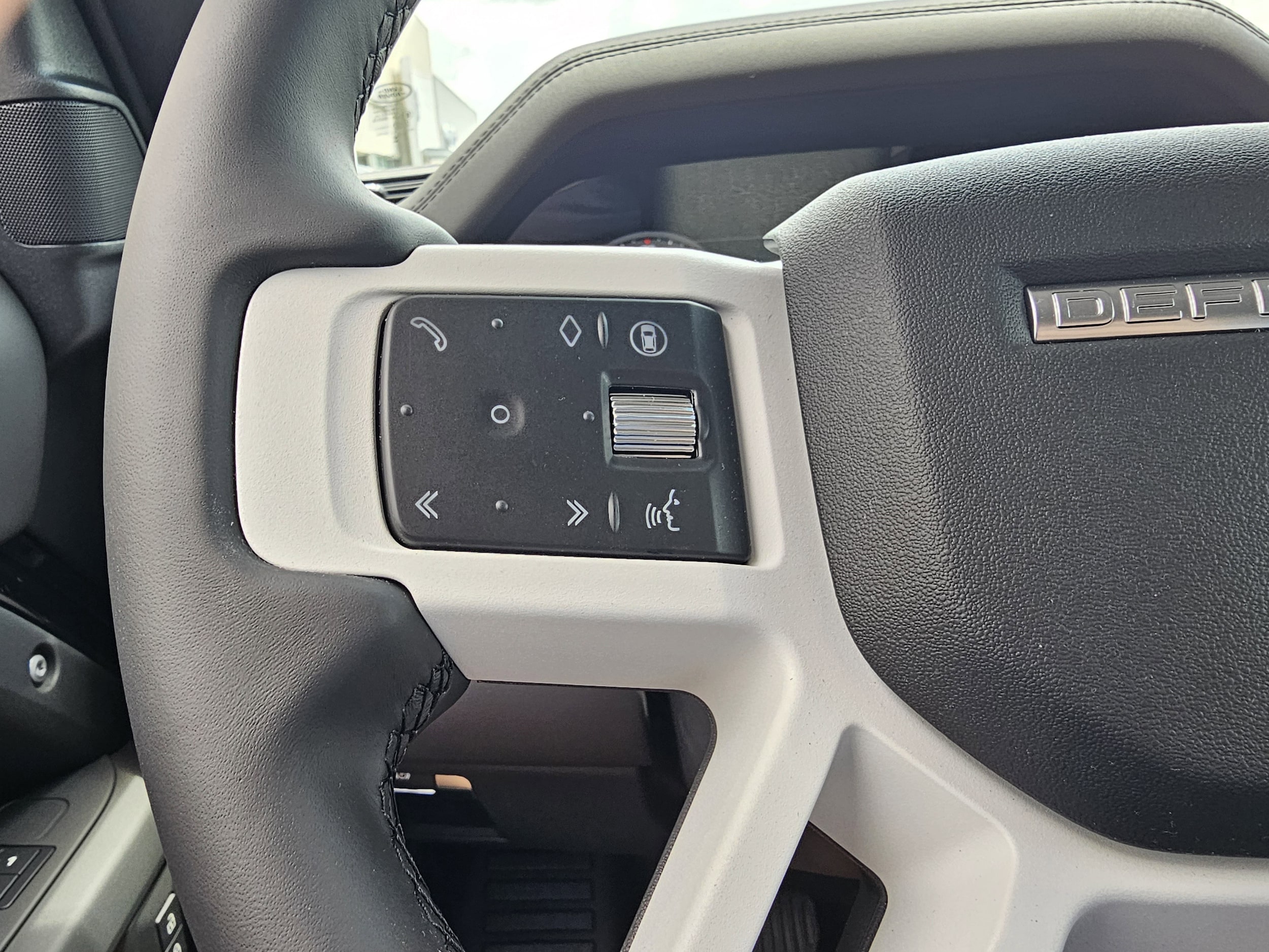 2025 Land Rover Defender S - Photo 24
