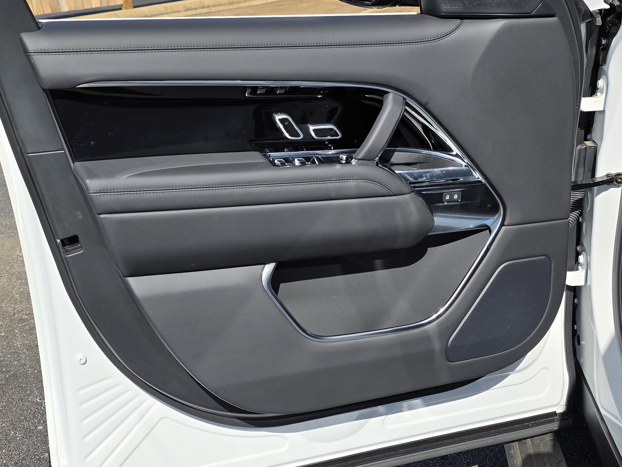 2025 Land Rover Range Rover SE - Photo 17