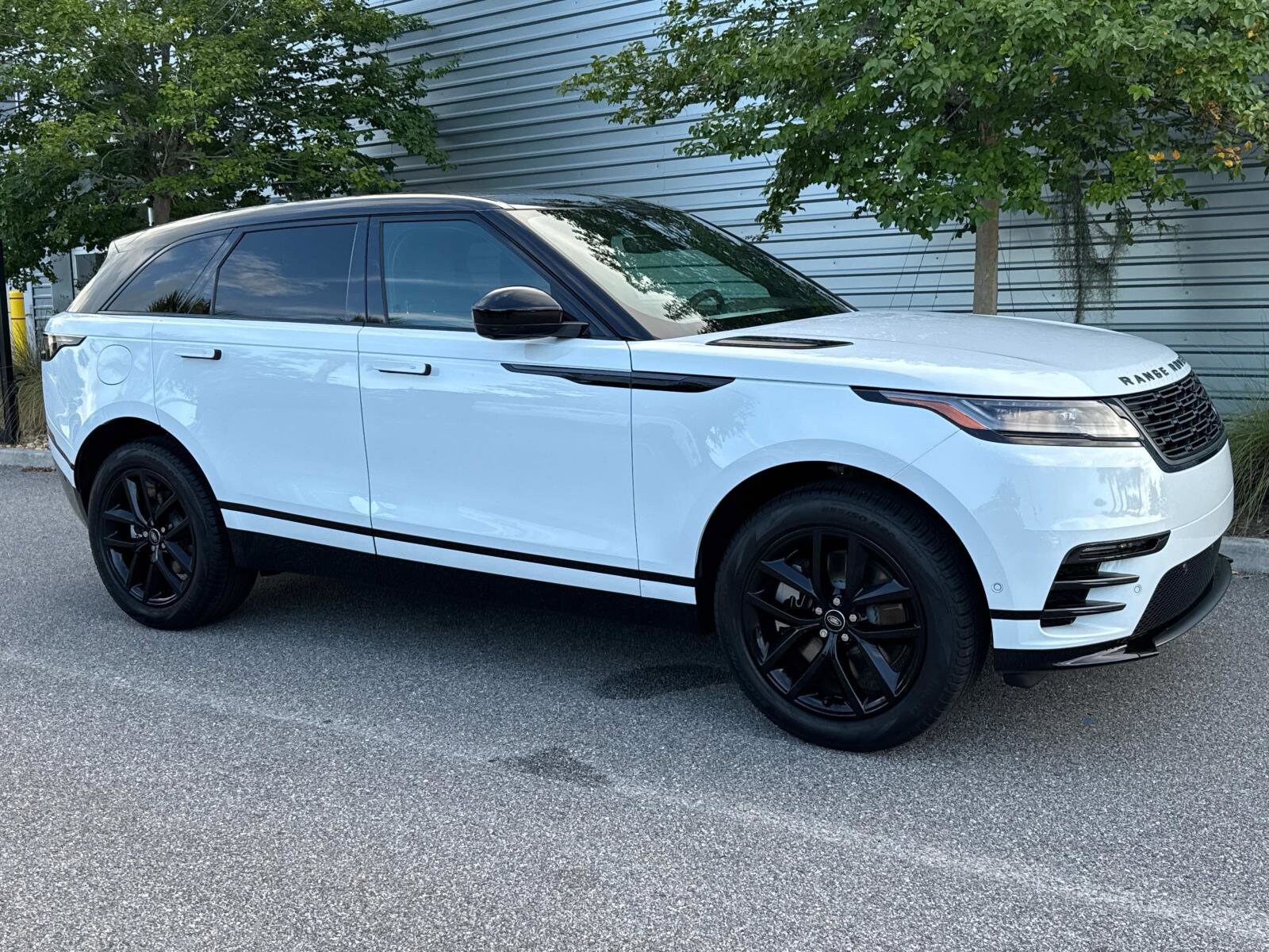 2026 Land Rover Range Rover Velar P250 Dynamic SE photo 4