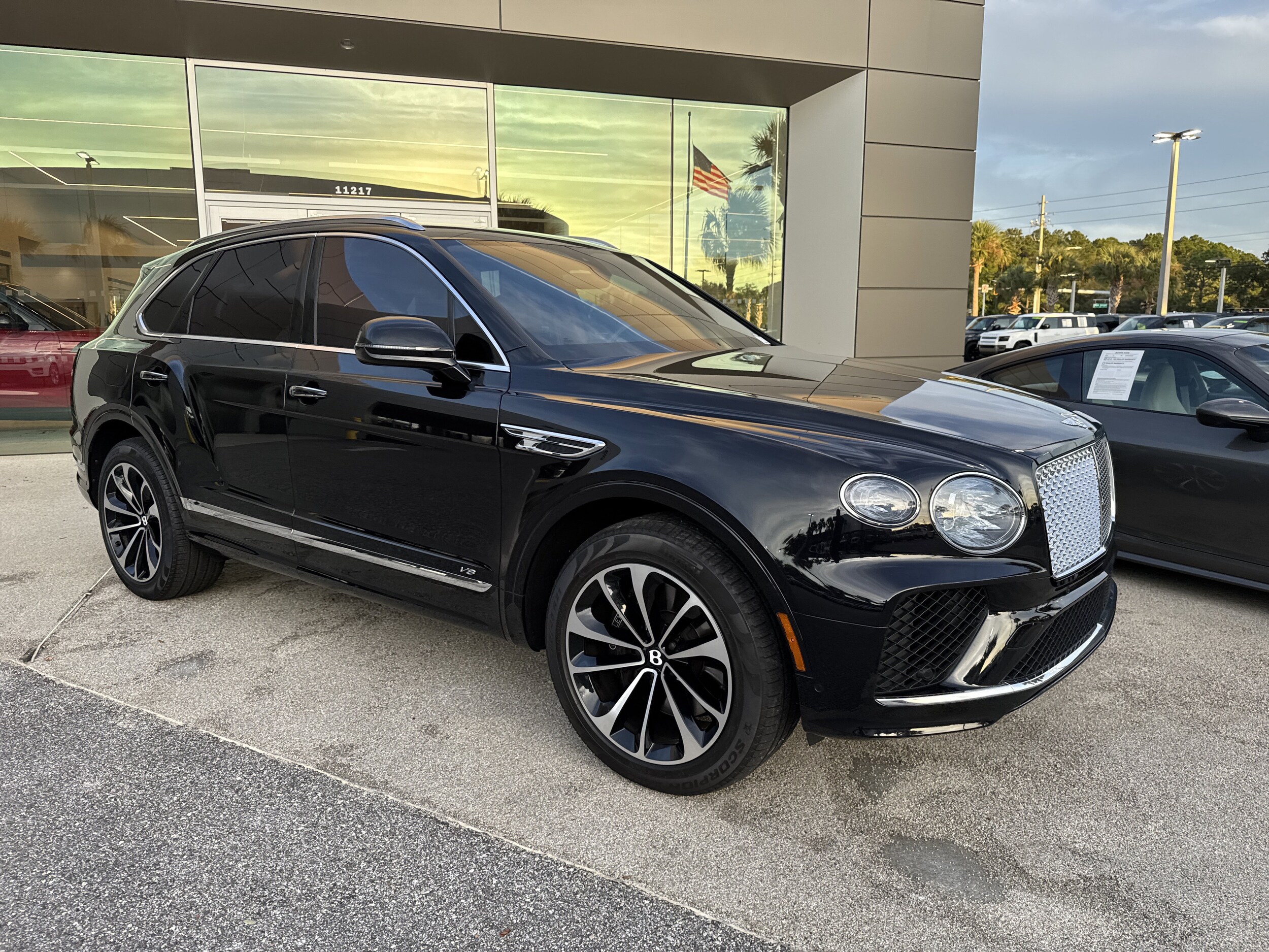 2022 Bentley Bentayga V8 photo 3